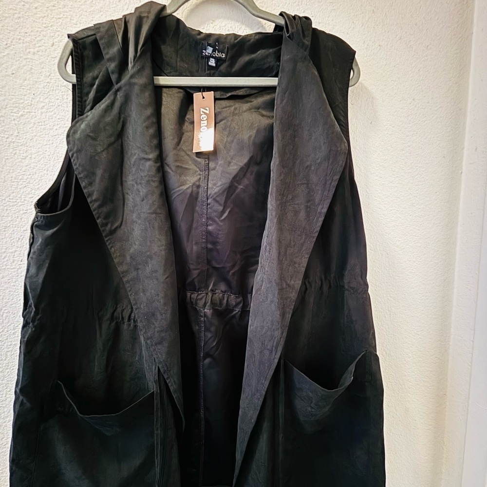 Zenobia Black Vest - Picture 2 of 5